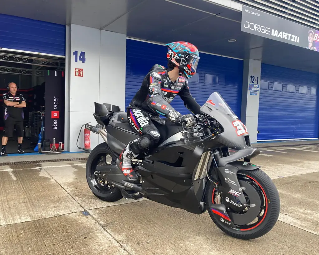 Aprilia da un 'muy buen comienzo' con la primera prueba de su moto MotoGP 2027