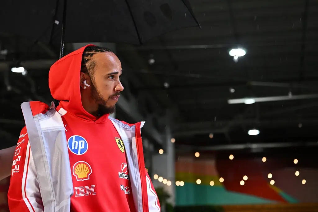 Hamilton se harta del simulador de Ferrari F1: "No sirve de nada"