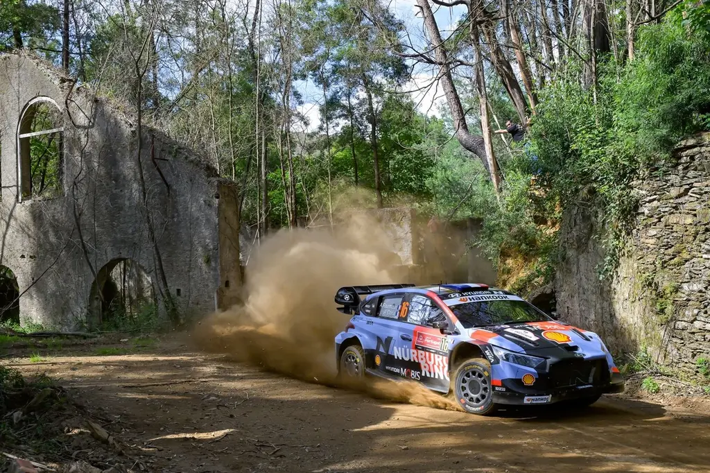 Hyundai lidera el Rally de Portugal tras pérdida de tiempo de Oliver Solberg