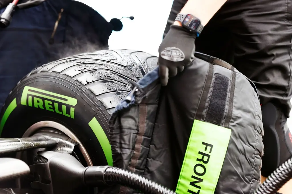 Pirelli probó mantas térmicas más calientes en Miami