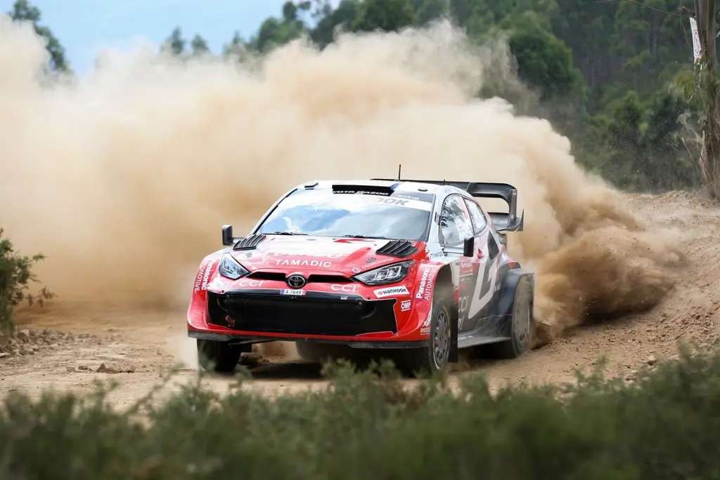 Rally de Portugal: Oliver Solberg se pone al frente, Hyundai presiona a Toyota