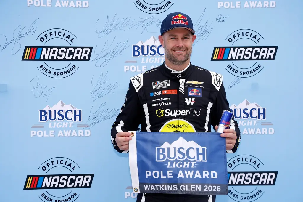 Shane van Gisbergen logra la pole en Watkins Glen para la carrera de la NASCAR Cup Series