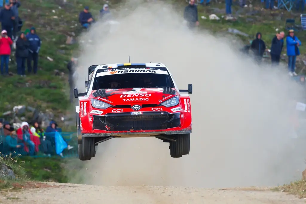 WRC Portugal: Oliver Solberg saltó al primer lugar en la lluvia