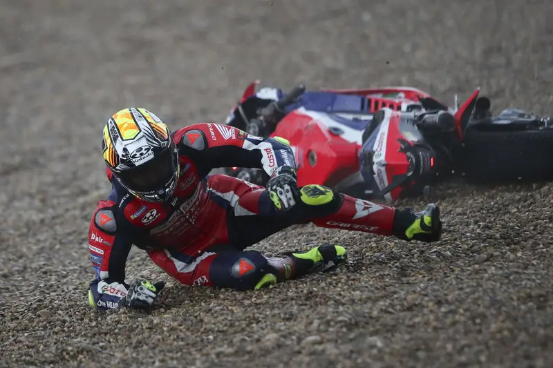 Joan Mir necesitó puntadas después de un accidente "inesperado" en el MotoGP de Francia